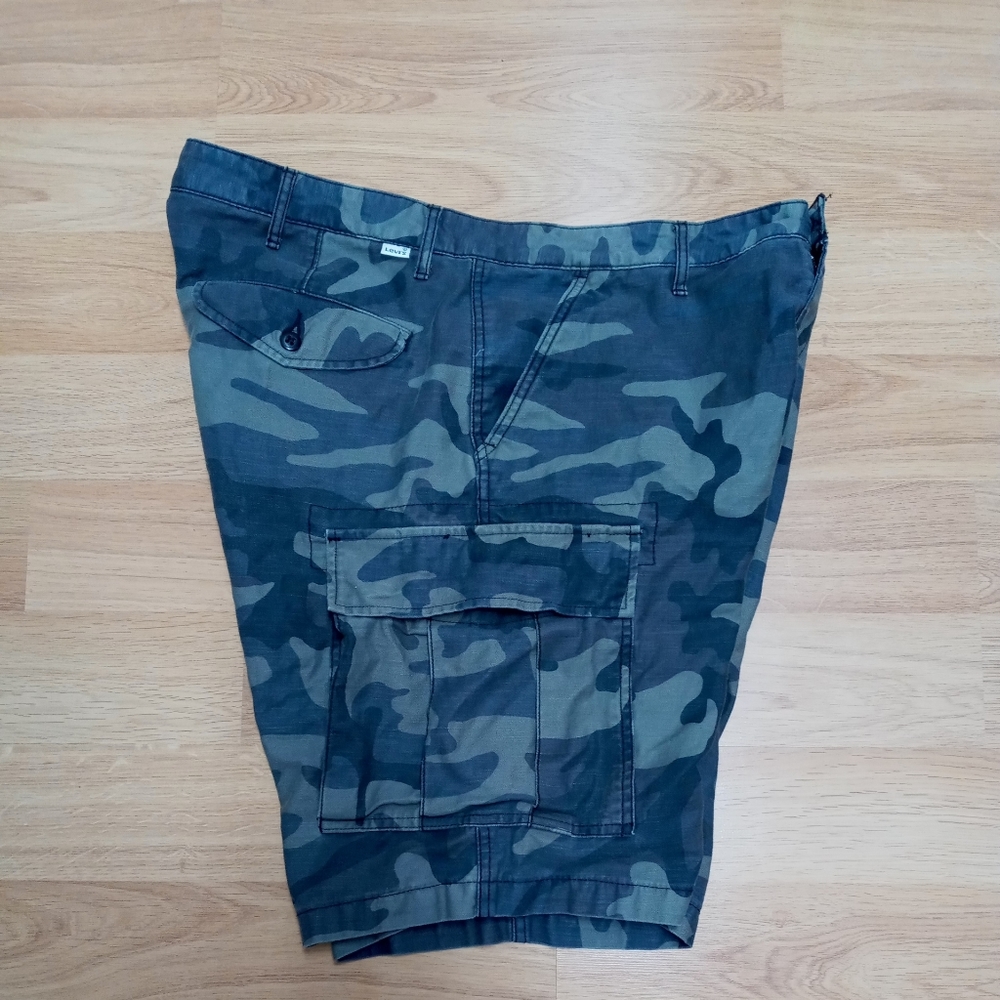 Mens Levis Strauss Two Horse Brand Green Camouflage Cargo Shorts Size 38 Camo.